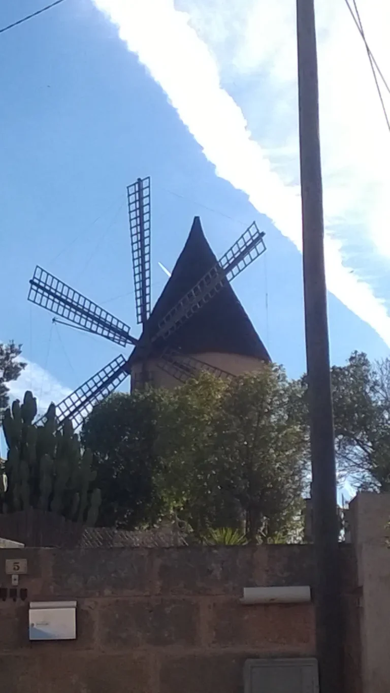 Nedlagt vindmølle på bakketoppen Es Puget, i byen Santa Eugenia på Mallorca.