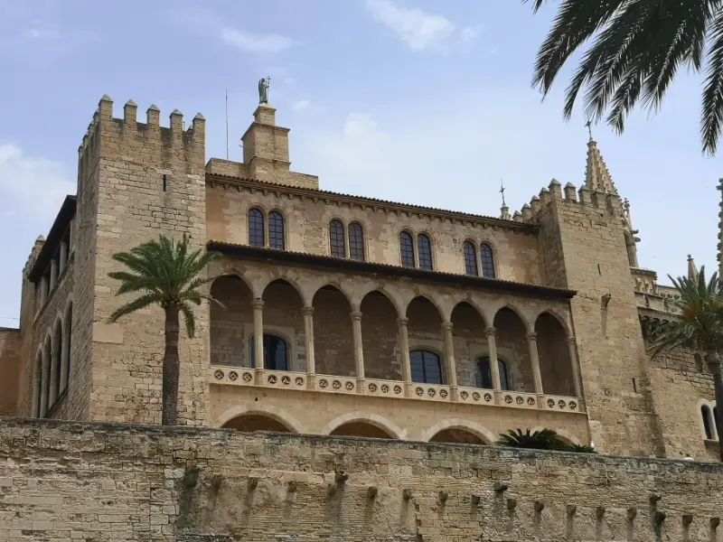 Fronten af det royale Almudaina palads i Palma by på øen Mallorca i Spanien.