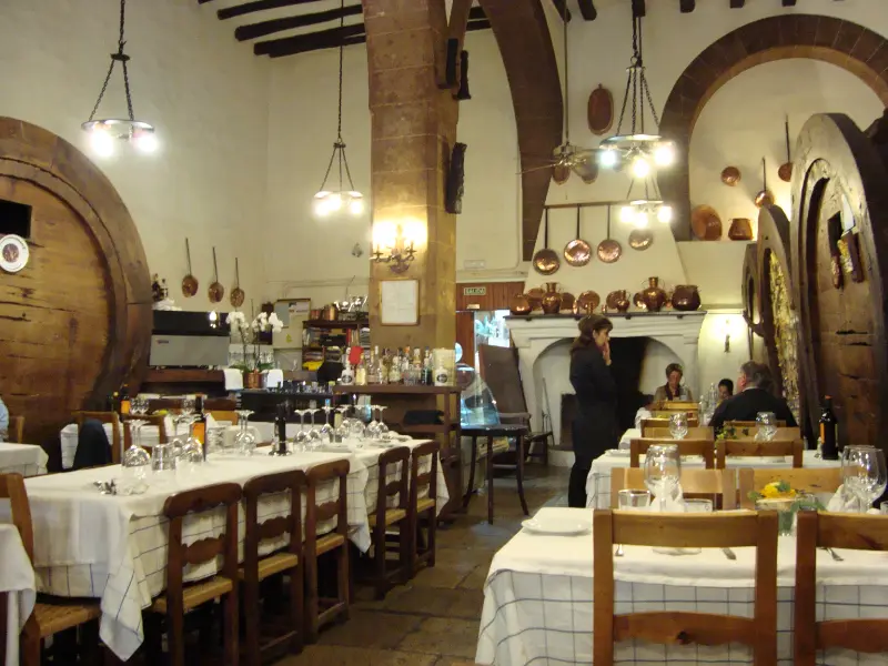 Gæster til spisning ved opdækkede borde på Restaurant Can Ripoll i Inca på Mallorca.