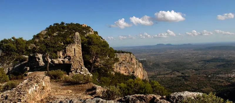 Ruiner af den gamle Castell d'Alaró borg på toppen af et bjerg på øen Mallorca.