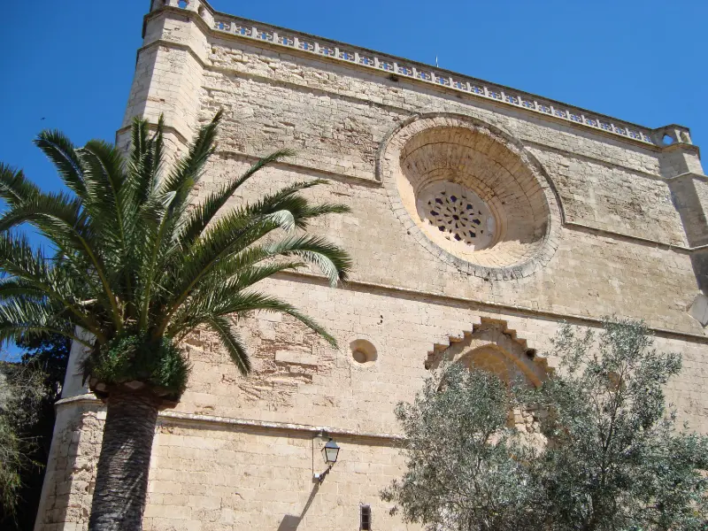 Gavl på kirken Sant Pere, i byen Petra på øen Mallorca.