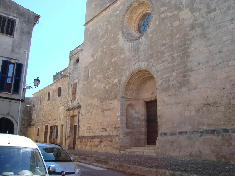 Indgangen til Sant Bernadi klosteret i byen Petra på Mallorca.