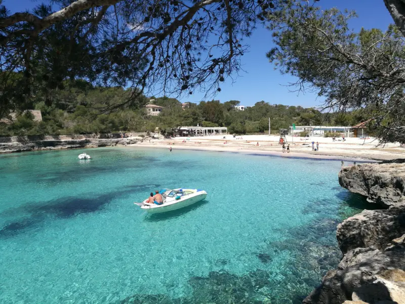 Bugt og strand omgivet af klipper og skove, i naturparken Mondragó, på øen Mallorca i Spanien.