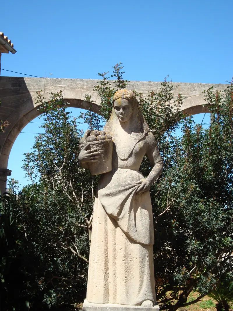 Skulptur af en pige i gårdhaven ved Sa Rectoria i byen Petra.