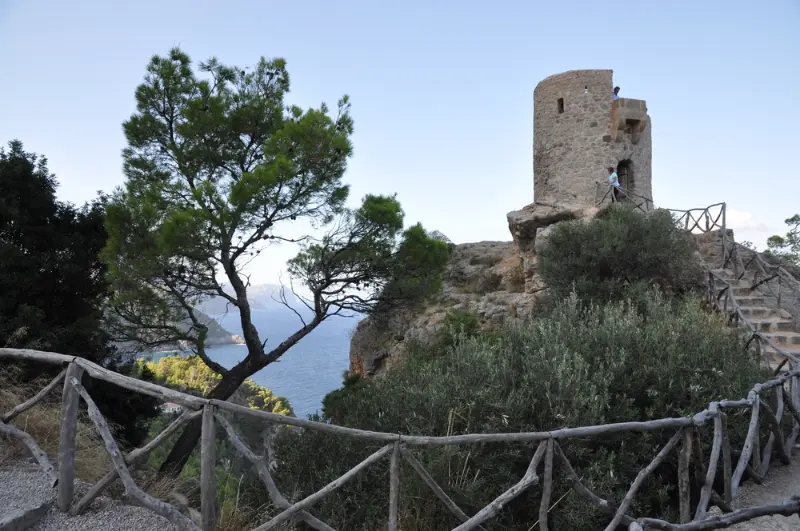 Torre del Verger tårn på klipperne over kysten i Banyalbufar på øen Mallorca.