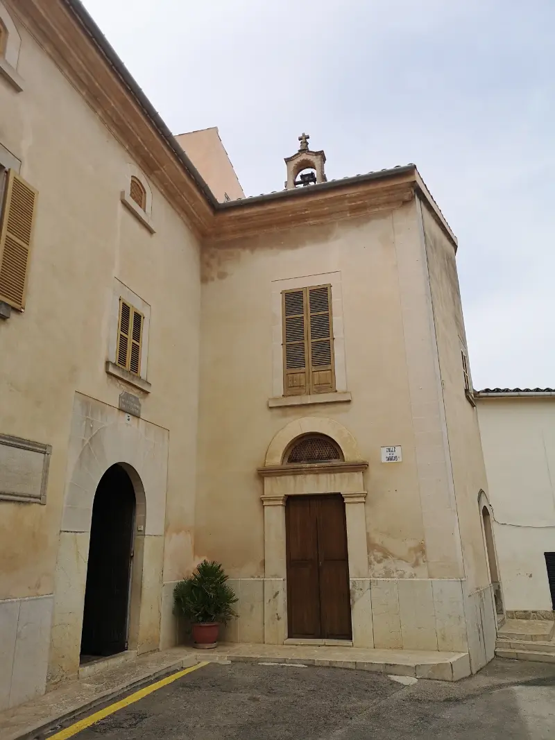 Lille kloster i en gade i byen Sencelles på Mallorca, kaldet Convent de les Germanes de Claritat.