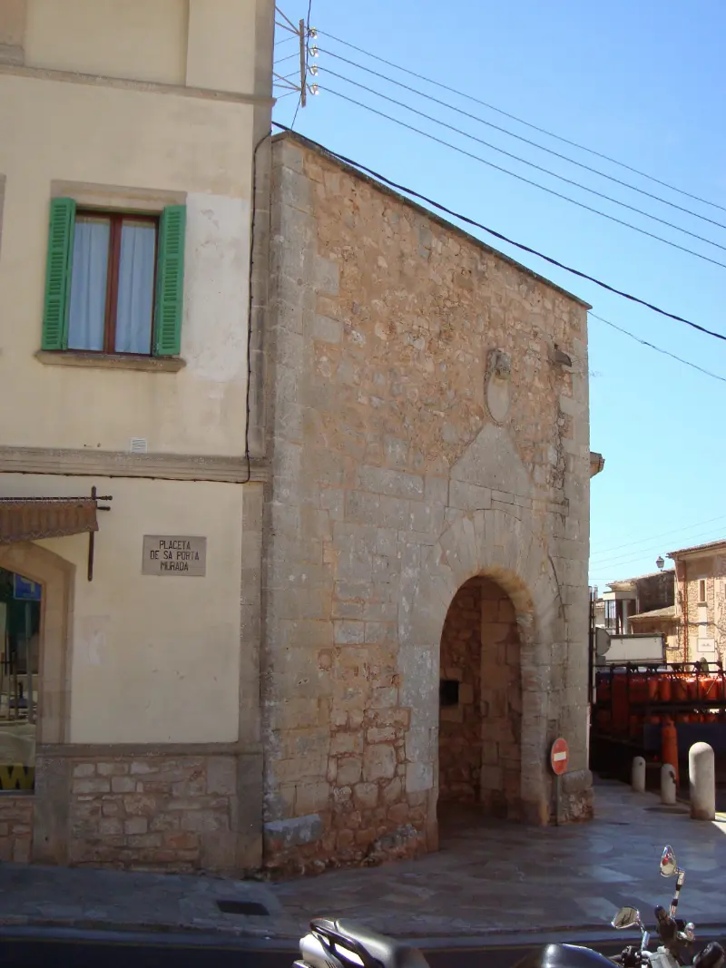 Porta Murada er en port i den gamle bymur omkring Santanyi by på øen Mallorca.