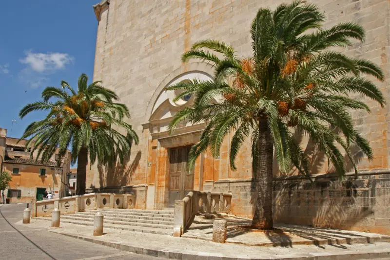 Facade og indgang til Sant Andreu kirke i byen Santanyi på øen Mallorca.