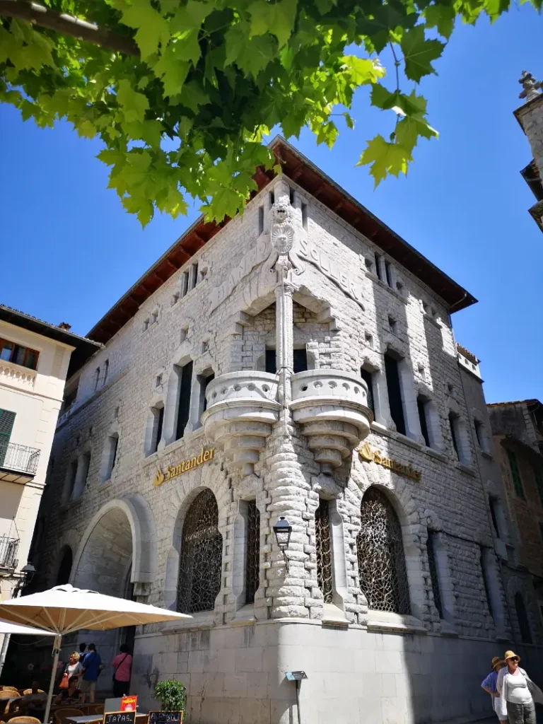 Smuk Nygotisk arkitektur på facaden af Banco de Sóller bygningen i byen Sóller på Mallorca.