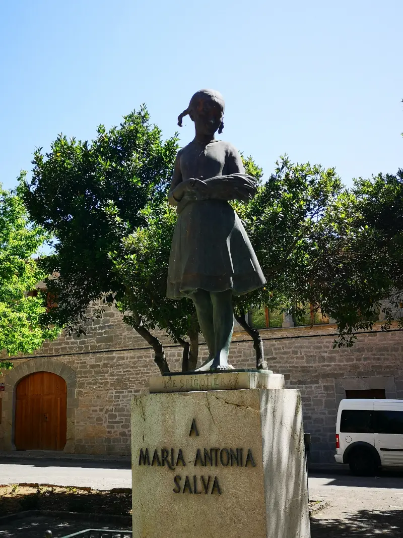 Skulptur af en pige kaldet Espigolera, som står i byen Llucmajor på Mallorca.