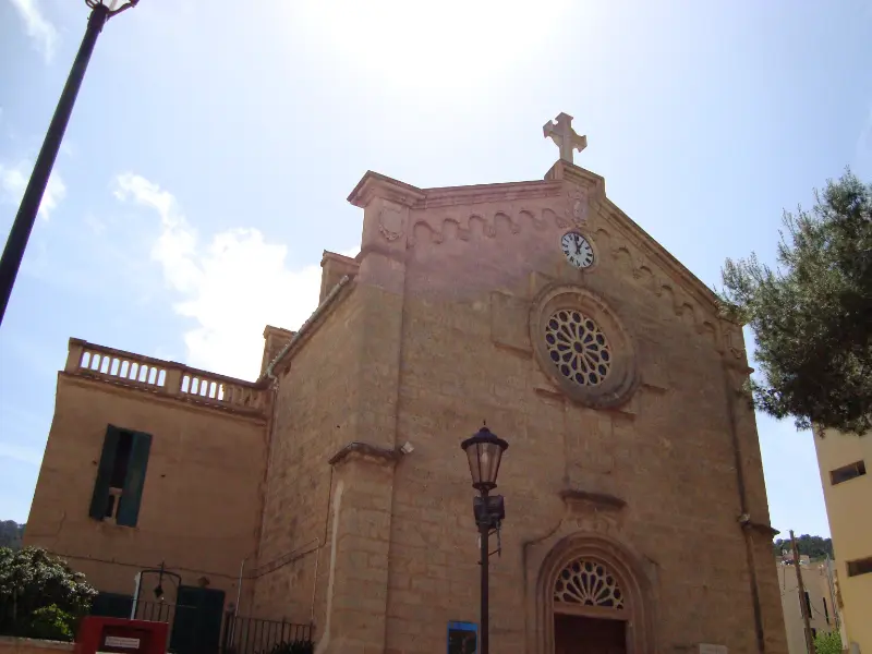 Kirke ved siden af havnen i byen Port d'Andratx på øen Mallorca.