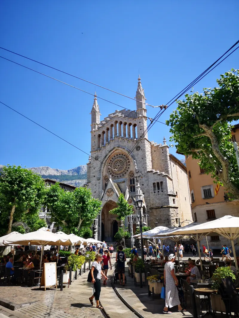 Kirken i Sóller by på Mallorca, med sin meget smukke neo-gotiske facade.