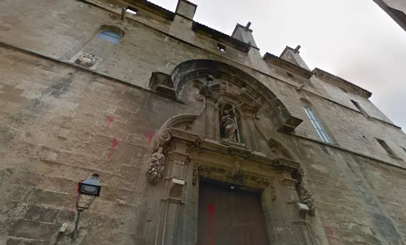 Facade og indgang til Santa Creu kirke i byen Palma på Mallorca.