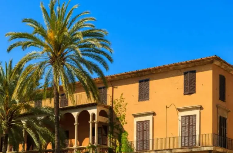 Smuk facade på Consolat de Mar bygningen i Palma by på Mallorca.