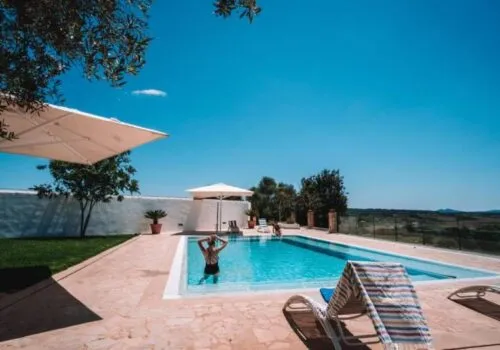 terrasse og pool på en solskinsdag i Ariany på Mallorca.