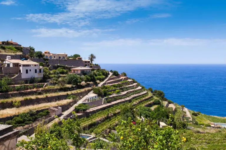 Udsigt over kyst og bjerge fra landsbyen Banyalbufar på øen Mallorca i Spanien.