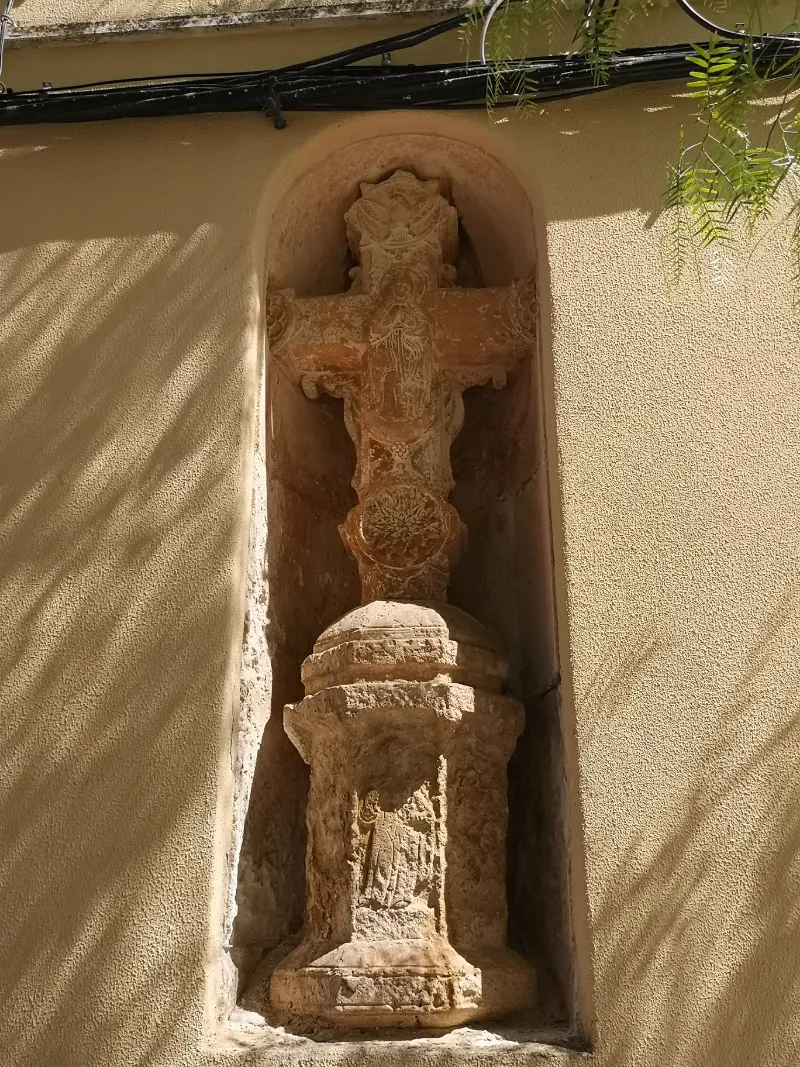 Religiøs figur indsat i bygningsfacade i landsbyen Búger på Mallorca.