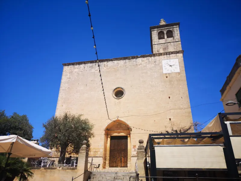 Sognekirken Sant Pere i hjertet af landsbyen Búger på Mallorca.