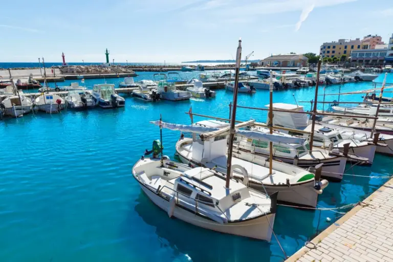 Marina med både i Cala Bona på Mallorca i Spanien.