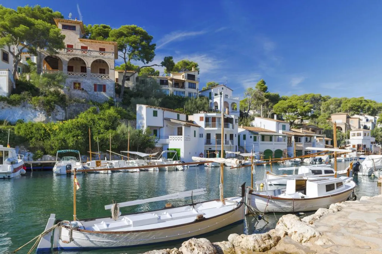 Charmerende havn i byen Cala Figuera på øen Mallorca i Spanien.