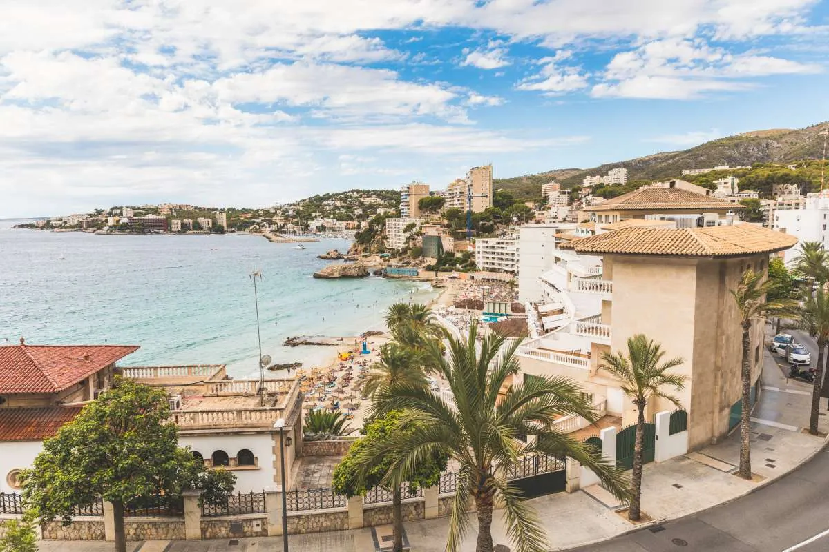 Hoteller omkring stranden i byen Cala Major på øen Mallorca i Spanien.