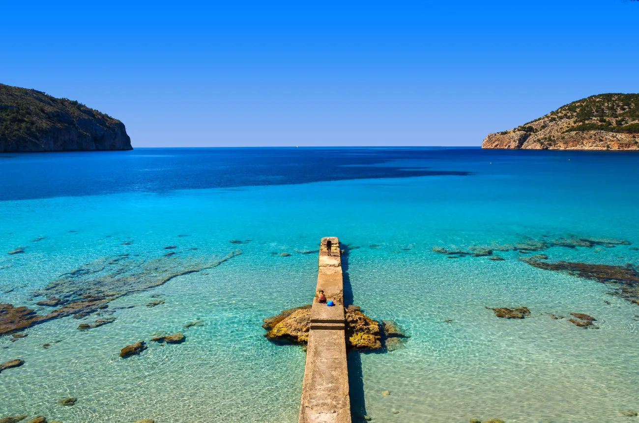 Strand og bugt i Camp de Mar en sommer på middelhavsøen Mallorca i Spanien.
