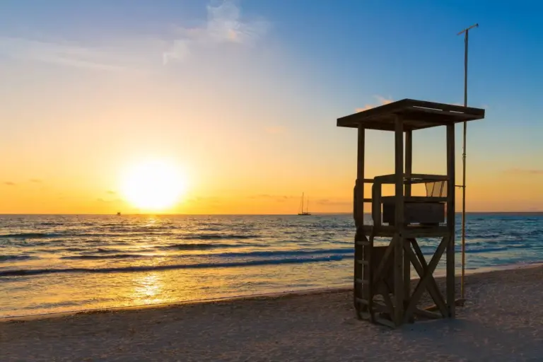 Es Trenc strand ved solnedgang i Campos på øen Mallorca i Spanien.