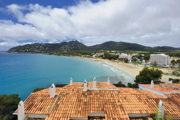 Strand med hoteller omkring i feriebyen Canyamel på øen Mallorca.