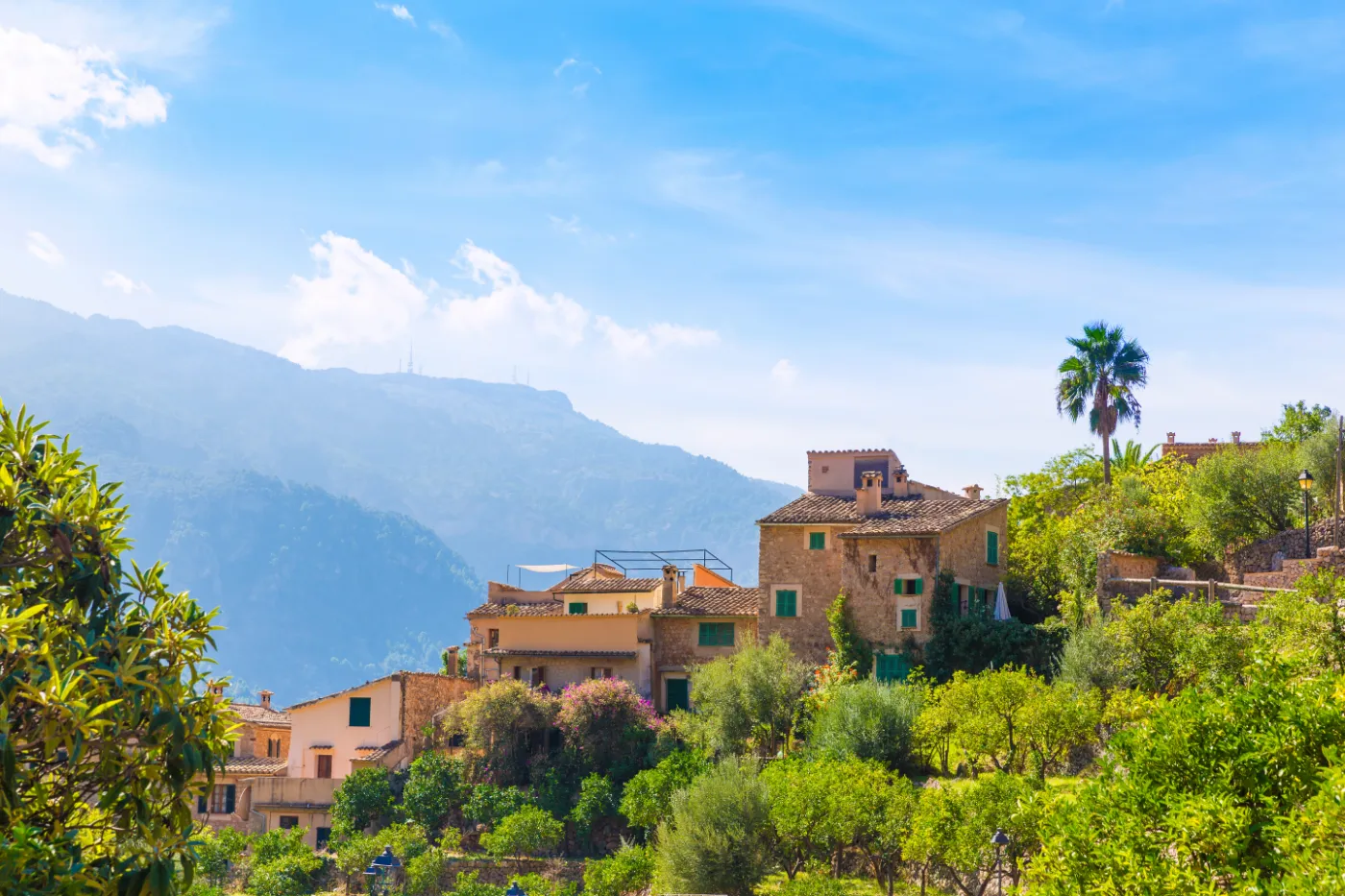 Fornalutx landsby mellem bjerge i Tramuntana, på øen Mallorca i Spanien.