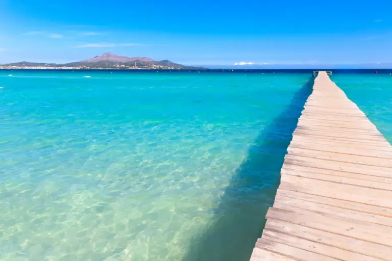 Sommer ved strand i Playa de Muro i Alcudiabugten på øen Mallorca i Spanien.