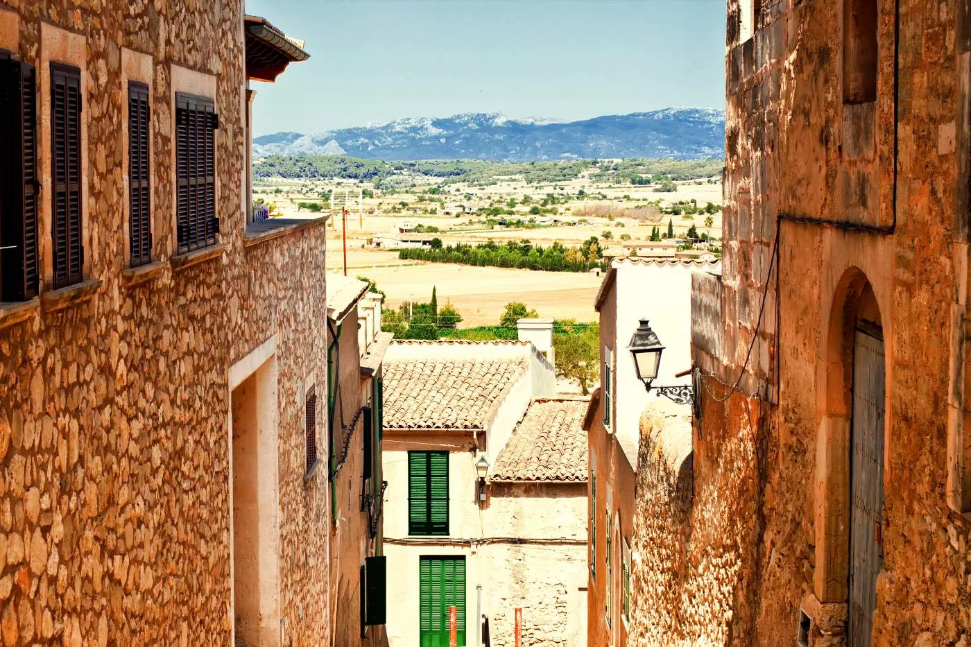 Udsigt over sletter med bjerge i baggrunden fra landsbyen Montuïri på øen Mallorca i Spanien.