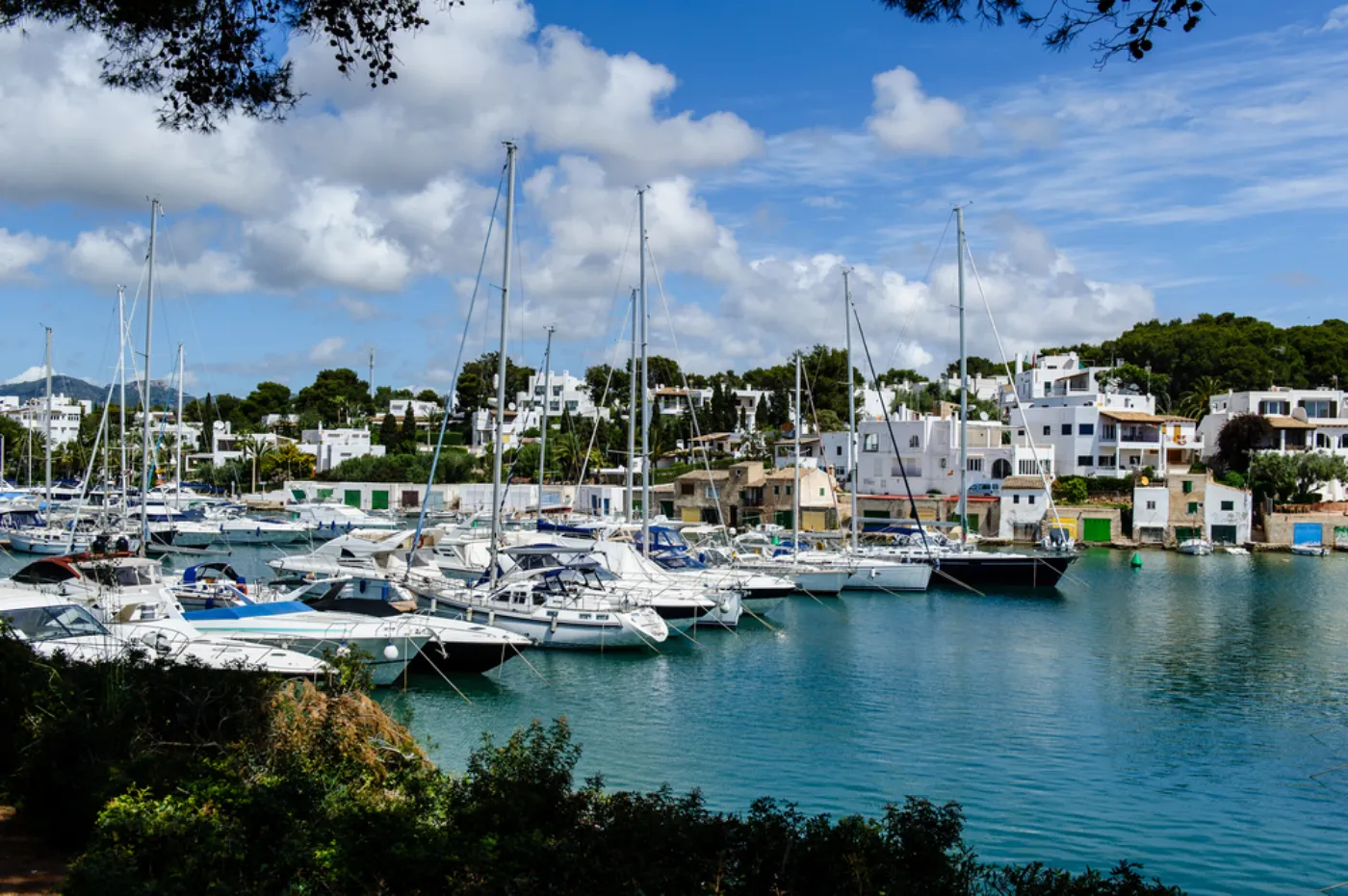 Lystbådehavn i den smukke lille bugt Portopetro på øen Mallorca i Spanien.
