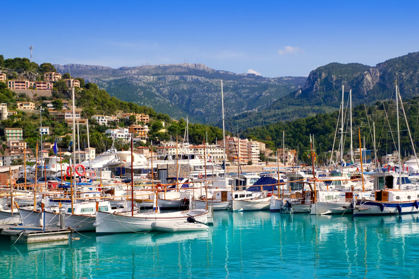Malerisk havneby Port de Sóller med bjerge i baggrunden på ferieøen Mallorca i Spanien.