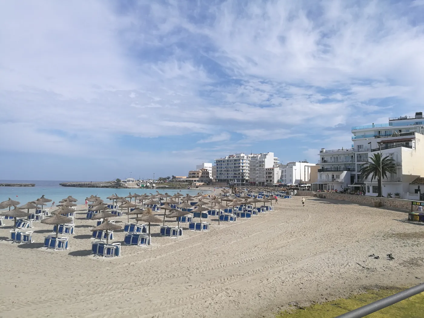 Strand i byen s'Illot med hoteller omkring på øen Mallorca i Spanien.