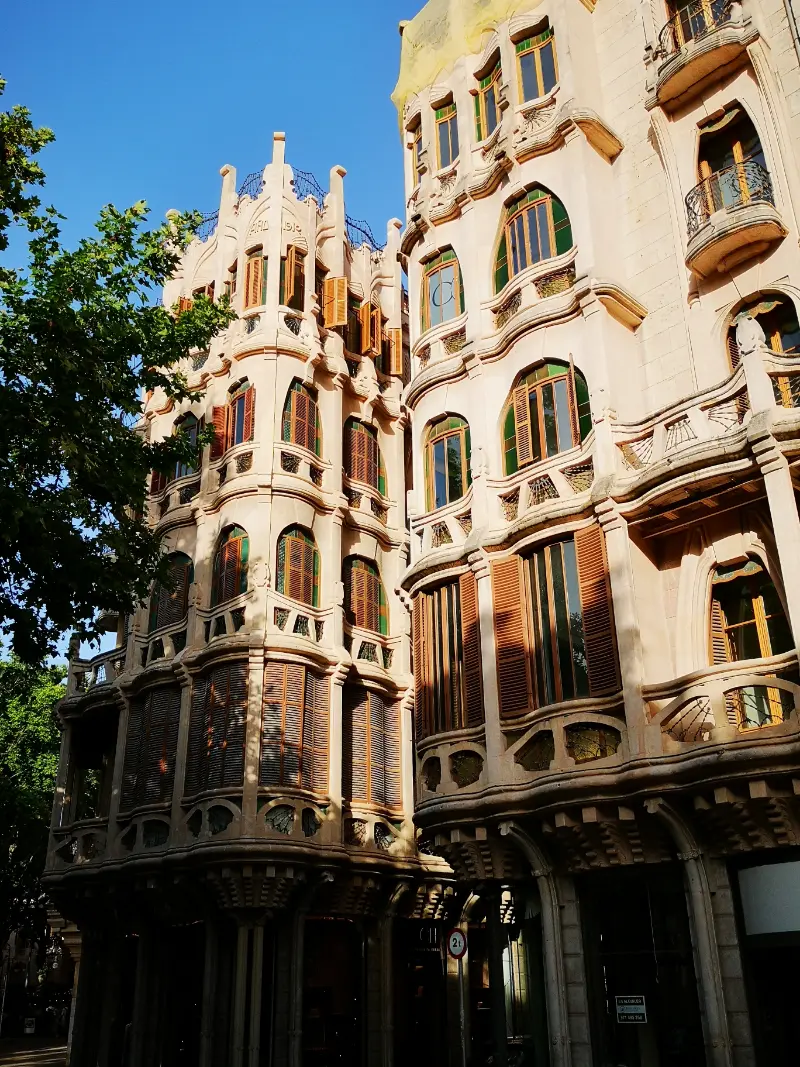Bygningerne Can Casasayas og Pension Menorquina med Art Nouveau facader, i Palma city på Mallorca.