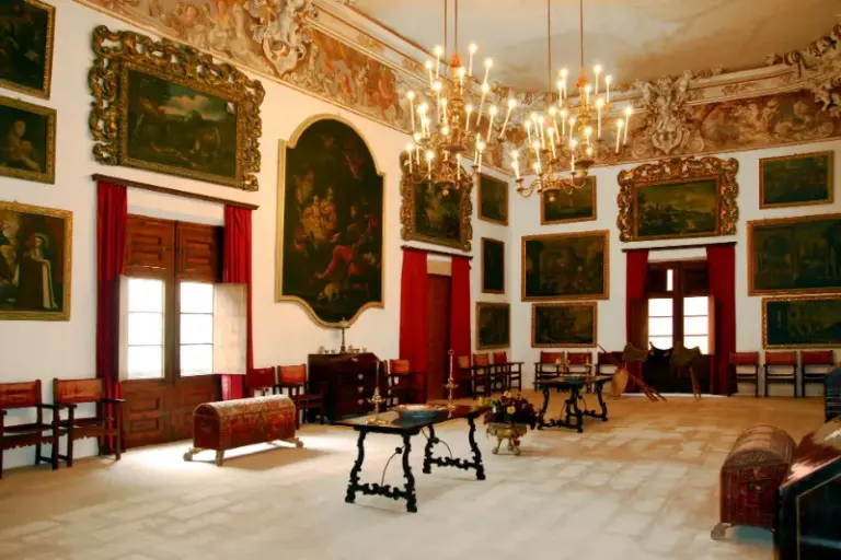 Barok arkitektur i interiøret af en sal i palæet Ca'n Vivot.