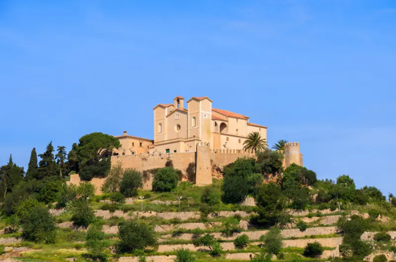 Sant Salvador kirke på en bakketop i byen Arta på Mallorca.