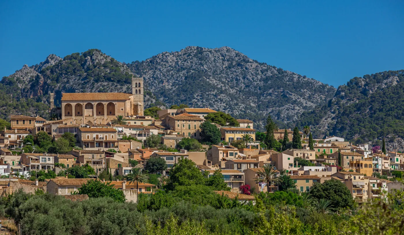 Landsbyen Selva foran Serra de Tramuntana bjergene på middelhavsøen Mallorca i Spanien.