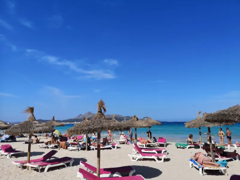 Sommerferie ved strand i Port d'Alcudia på Mallorca.