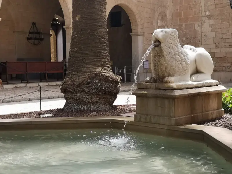 Skulptur og fontæne i Kongens Gård, indeni Almudaina-paladset i Palma by på Mallorca.