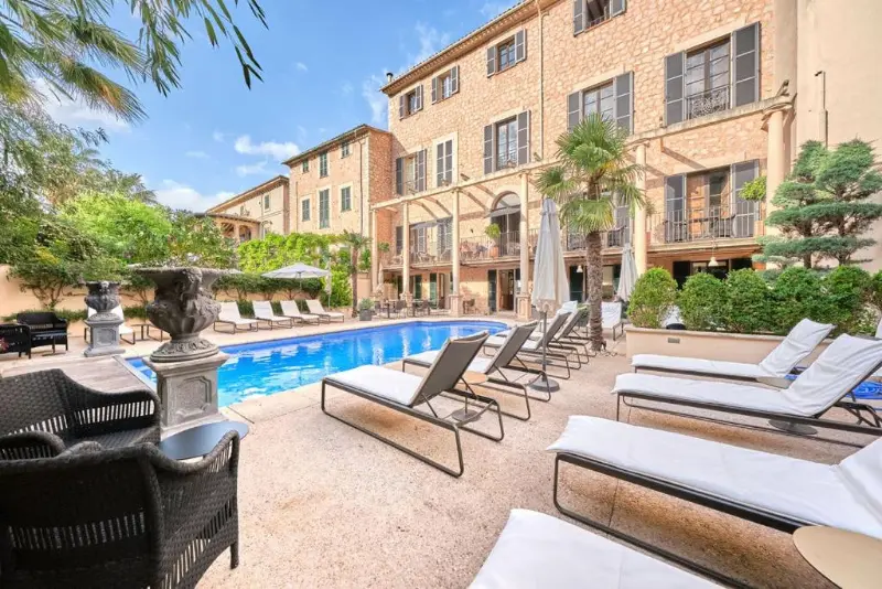 Swimmingpool på voksenhotellet l'Avenida i byen Sóller på Mallorca.