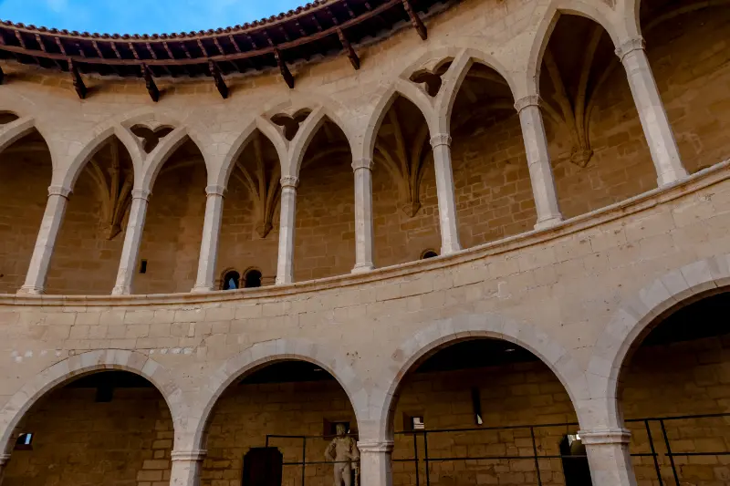 Galleri af mudejar arkitektur i Castell de Bellver slot i Palma på Mallorca.