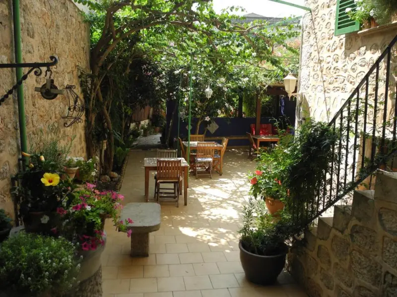 Romantisk patio på hotellet Casa Bougainvillea i Soller på Mallorca.