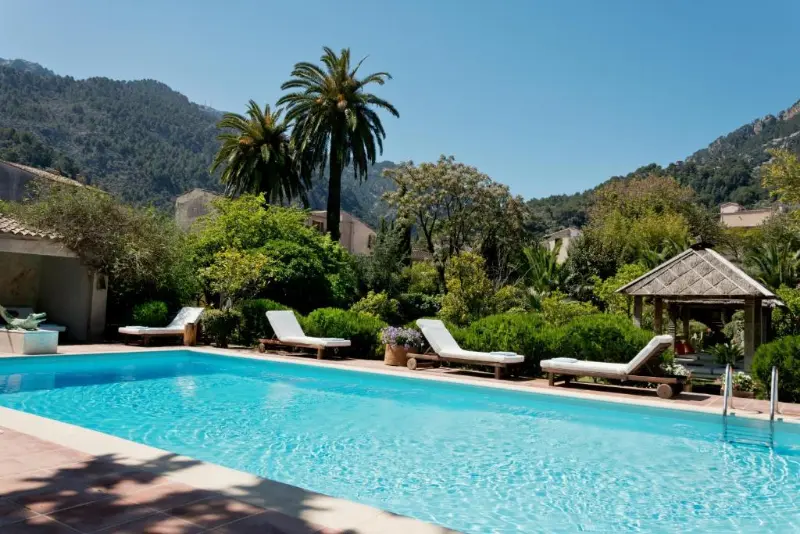 Terrasse og pool på Hotel Can Roses, med bjerge i baggrunden, i Soller på Mallorca.