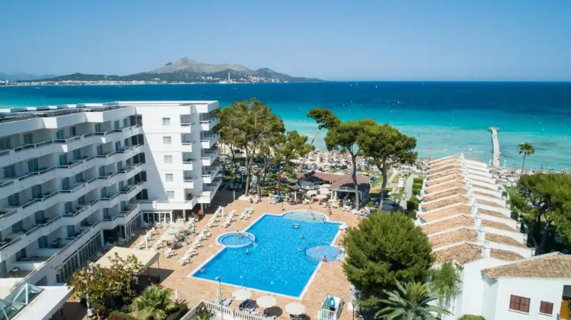 Hotel ved strand i Playa de Muro på Mallorca.