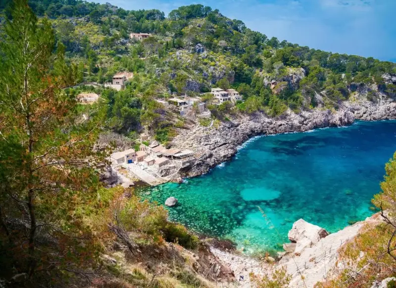 Cala Deia, smuk bugt og strand mellem klipper, i Deia på Mallorca.