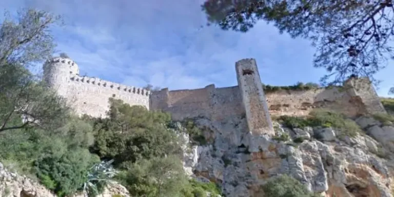 Castell de Santueri, en borg fra middelalderen, bygget ind i bjergvæggen uden for byen Felanitx på Mallorca.