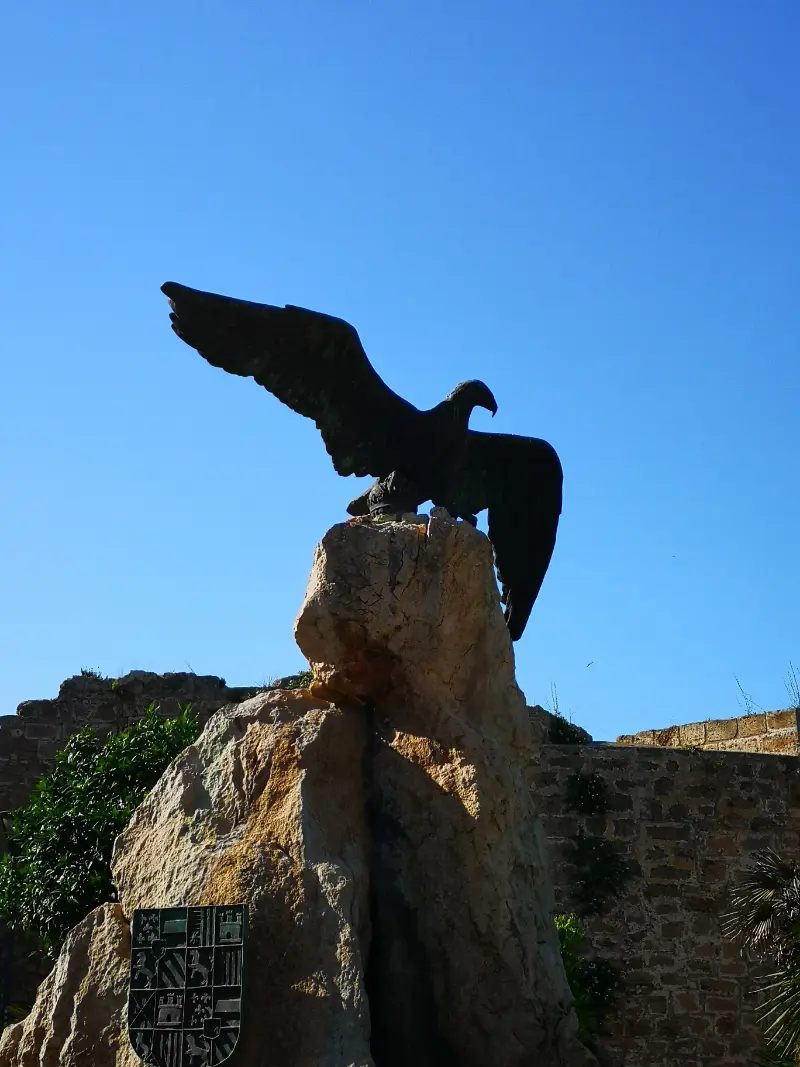 Skulptur af en ørn på pladsen Placa Carles V, i Alcúdia by.