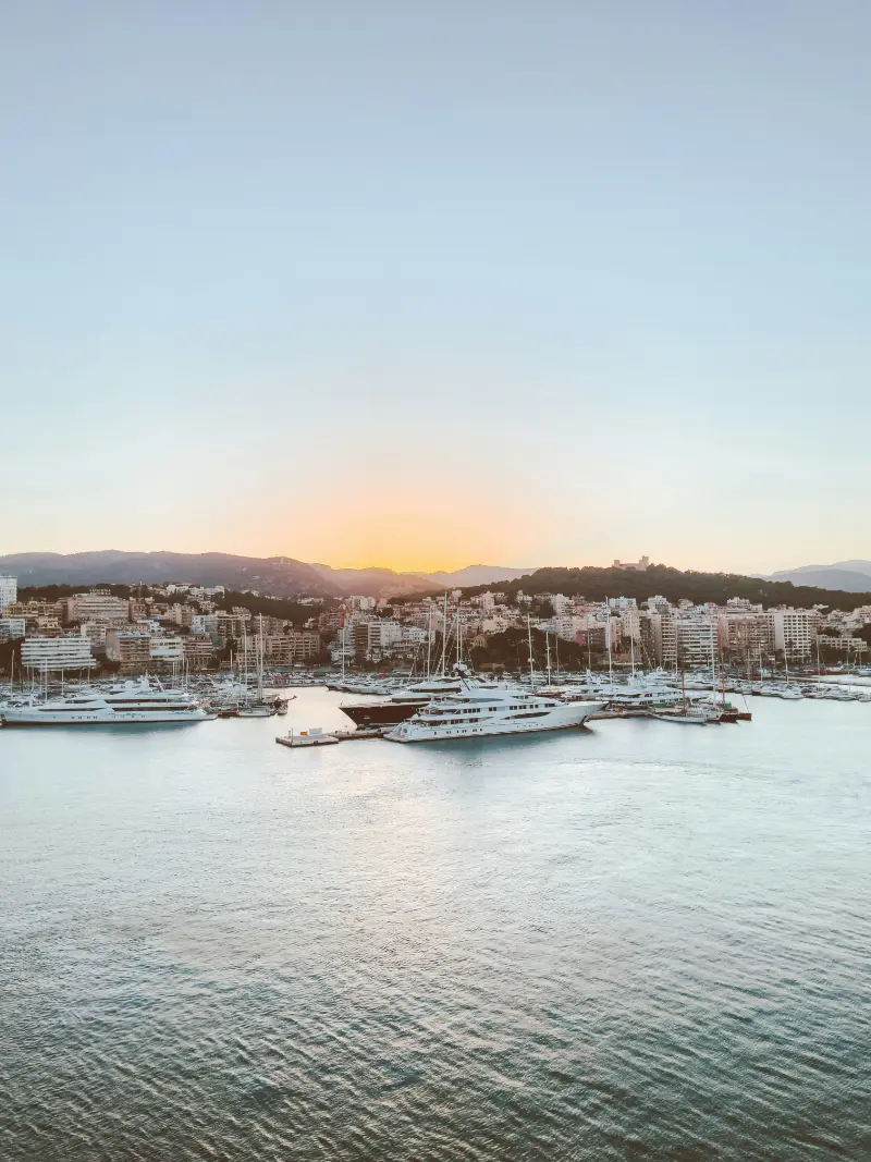 Yachts i Palma havn i april måned, på øen Mallorca i Spanien.