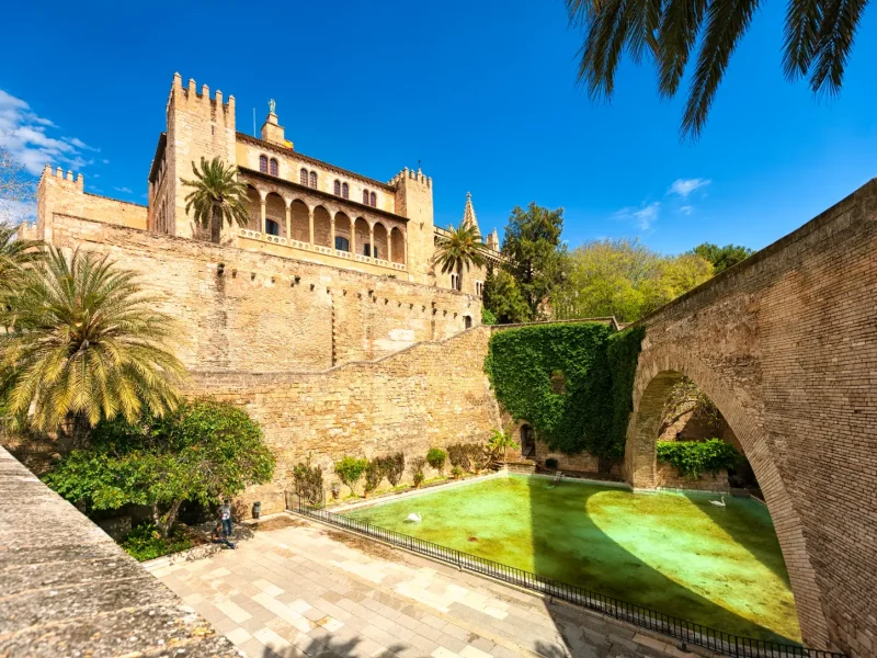 Palau de Almudaina, royalt palads i Palma by, på øen Mallorca i Spanien.